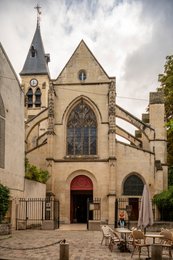 5e-arrondissement;-Architecture-gothique;-Ciel-nuageux;-Église-Saint-Médard;-Esplanade-pavée;-France;-Gothique-flamboyant;-Grille-en-fer-forgé;-Kaleidos;-Kaleidos-images;-La-parole-à-limage;-Lieux-de-culte;-Monument-historique;-Paris;-Parvis;-Patrimoine-religieux;-Portail;-Quartier-Mouffetard;-Rue-Mouffetard;-Stories-Pictures;-Tarek-Charara;-Terrasse-de-café